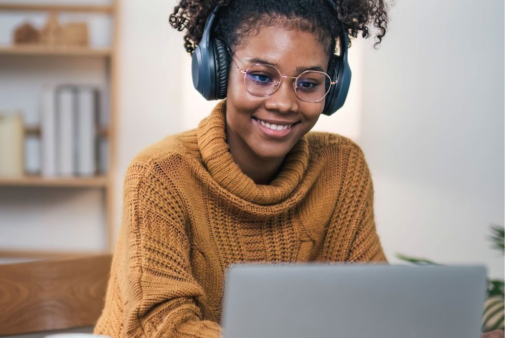 Lady-on-laptop-live-session